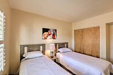 کلبه Bright Tucson Home W/ Patio By Rillito River Path!