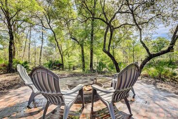بيت ريفى Charming Cabin W/ Decks & Fire Pit   Walk To River