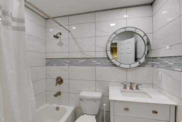 کلبه Charming Nashville Home Near Restaurants & Bars!