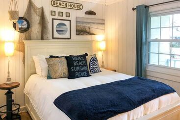 Charming Simons Cottage W/ Porch: Half Mi To Beach