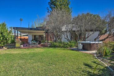 کلبه Chic Mid Century La Home W/ Hot Tub & Office