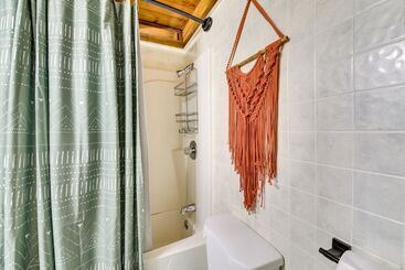 بيت ريفى China Lake Retreat: Kayaks, Grill & Fireplace!