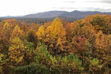 بيت ريفى Pool, Hot Tub & Mountain Views: Cleveland Cabin