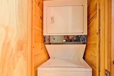 بيت ريفى Cozy Blue Ridge Cabin W/ Hot Tub!