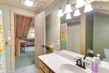 بيت ريفى Cozy Cherry Log Cabin W/ Hot Tub & Mountain Views!