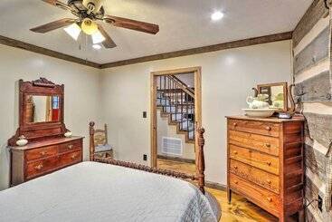 بيت ريفى Cozy Creekside Mountain Escape W/ Hot Tub!
