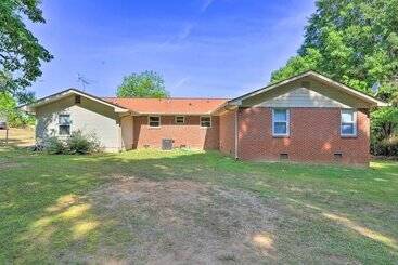 Сельский дом Cozy Jonesboro Abode W/ Yard   18 Mi To Dtwn!