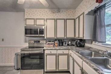 별장 Cozy Waycross House W/ Yard & Screened Patio!