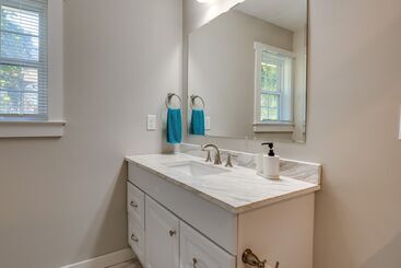 کلبه Decatur Home With Deck: 8 Mi To Downtown Atlanta!