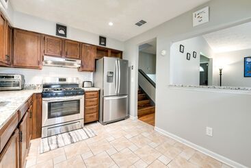 بيت ريفى Fairburn Home W/ 2 Decks, Grill & Outdoor Dining!