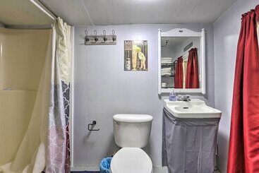 بيت ريفى House W/ Dock + Slide Situated On Lake Sinclair!