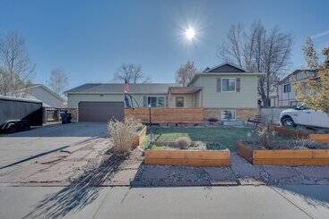 بيت ريفى Loveland Home W/ Private Hot Tub + Wood Fireplace!