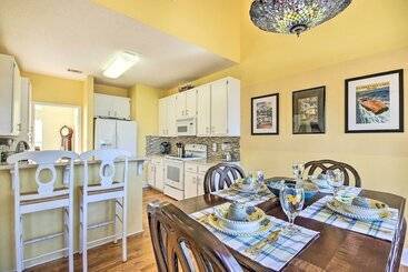بيت ريفى Luxe Lake House W/ Pool & Dock On Deep Water Cove!