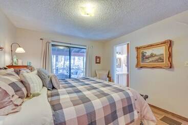 별장 Spacious Munds Park Cabin W/ Golf Course Views