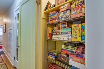 کلبه Walk To Williams District: Home W/ Hot Tub & Patio