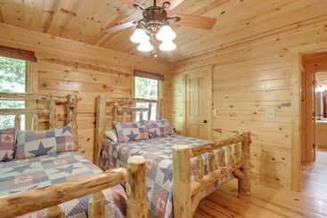 بيت ريفى Private Ellijay Cabin W/ Hot Tub & Amenities!