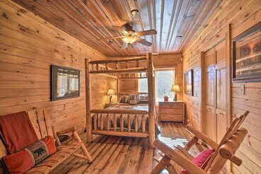 بيت ريفى Riverfront Helen Cabin W/ Hot Tub & Deck!