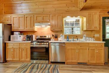 コテージ Secluded Cross Creek Cabin W/ Deck & Fire Pit!