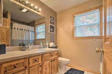 بيت ريفى Spacious Home In Helen W/ Porch & Balcony!