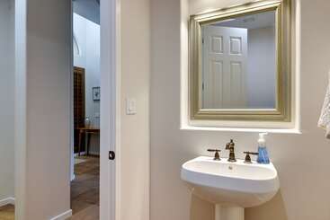 קוטג'' Spacious North Phoenix Oasis W/ Pool & Patio!