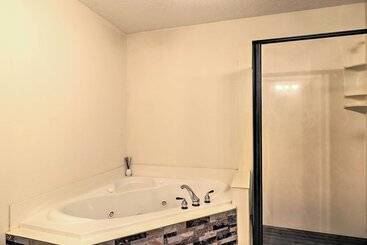 بيت ريفى Spacious Stockbridge Manor: Pool Table, 2 Kitchens