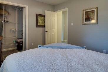 کلبه Sunny Savannah Home W/ Hot Tub ~ 10 Mi To Downtown