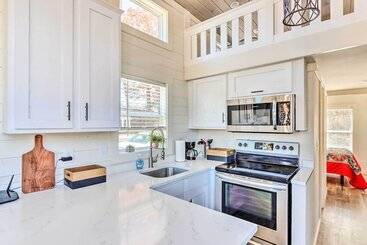 بيت ريفى Tiny Home Retreat W/ Fire Pit ~ 3 Mi To Lake!