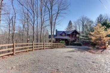 별장 Ellijay Hideaway W/ Hot Tub, Views & Game Room!