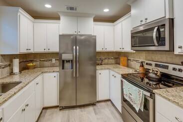 A Frame Cottage W/ Deck ~ 5 Mi To Lake Bastrop!