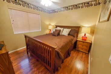 קוטג'' Comfortable Phoenix Area Home On Golf Course!