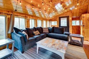 Сельский дом Cozy Bethlehem Family Cabin Near Skiing & Hiking!