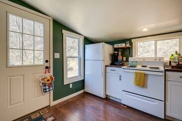 Cozy Eagle Rock Cottage On The Creek W/ Loft!