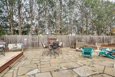 Eclectic Iowa City Cottage W/ Fire Pit!