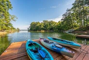 コテージ Emerald Cove Chalet  On Douglas Lake W/ Hot Tub!