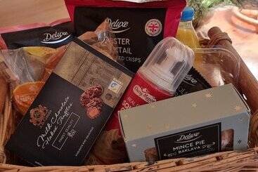 Cozy Cabin With Hot Tub Retreat In Anglesey