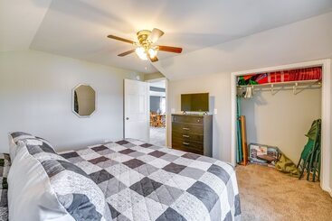 Сельский дом Lake White Cloud Home With Fire Pit!