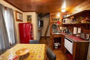 קוטג'' Mackinaw Timbers Cabins