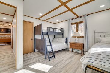 コテージ Peaceful Pocono Lake Cabin: Walk To Pine Lake!