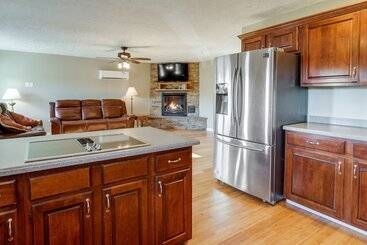 קוטג'' Peaceful Russell Springs Home W/ Fire Pit & Pond!