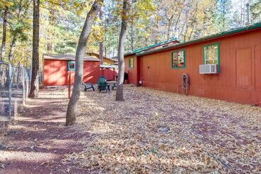별장 Pinetop Lakeside Cabin Rental: Porch & Fire Pit!