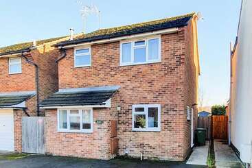 إقامة Impeccable 4 Bed House In Cheltenham