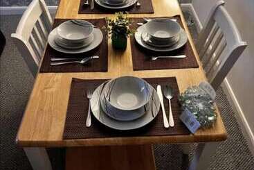 إقامة Charming 3 Bed House In Gloucester