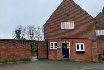 إقامة Amazing 100 Year Old Church Rectory