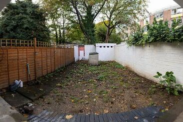 住所  London   4 Beds   Garden   Pet Friendly