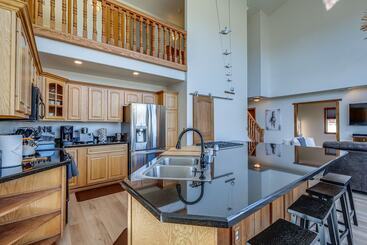 بيت ريفى Scenic Flagstaff Home W/ Hot Tub & Mountain Views