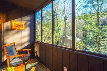 بيت ريفى Creekside Tannersville Cabin: 2 Acres & Hot Tub!