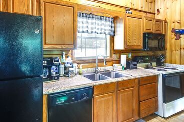 קוטג'' Tennessee Cabin W/ Balcony, Hot Tub & Pool Access!