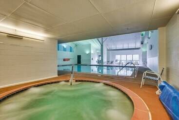 بيت ريفى The Woods Cabin W/ Hot Tub & Golf Course Access!