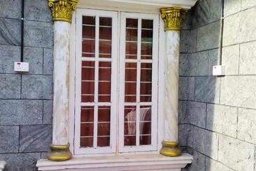 Albergue Eden Holidays Ev