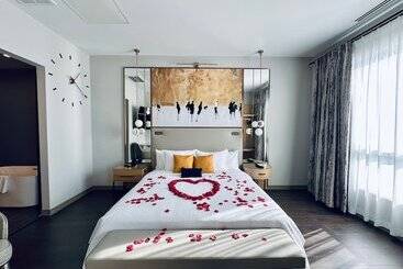 Chez Hotel Arlington Heights